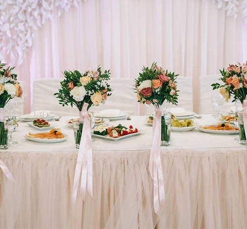 Kompost bares Geschirr in der Hochzeit verwendet